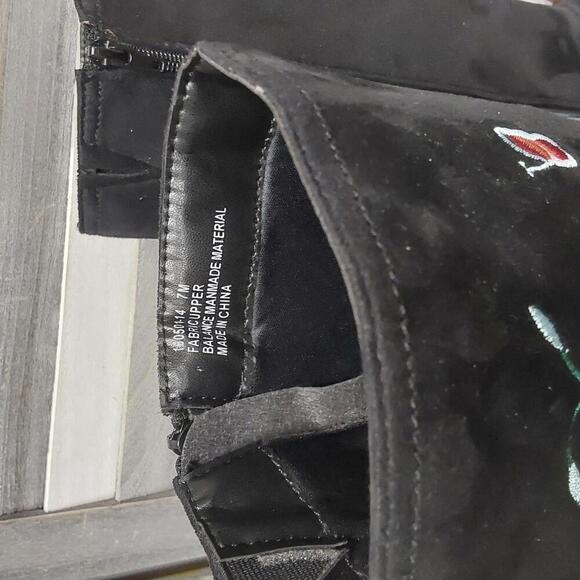 Chic Black Floral Embroidered Boots | 7M - Picture 5 of 7